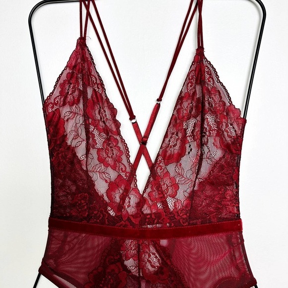 Lulus NWT Under Your Spell Sheer Lace Sleeveless Intimate Bodysuit Red Sz Small - Picture 4 of 8